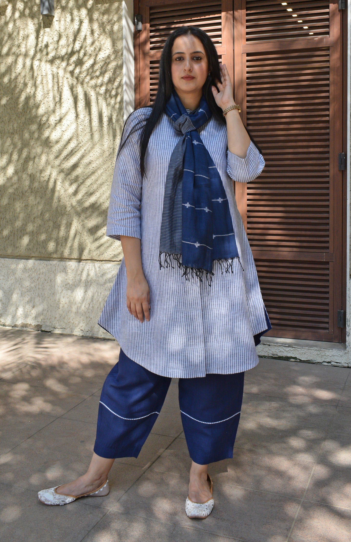 Navy blue handwoven jamdani stole