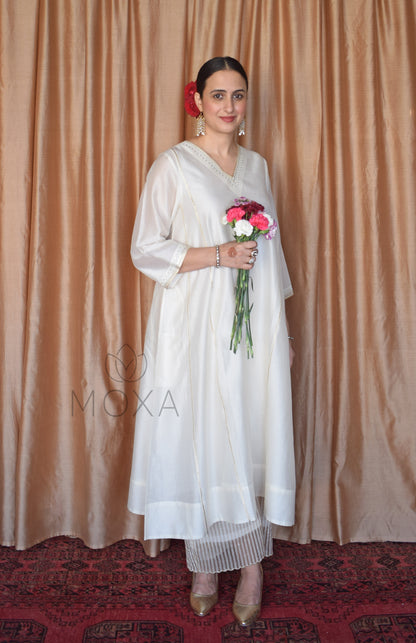 Off- White Chanderi Hand Embroidered Kurta With With Off White Striped Chanderi Scallop Pajama