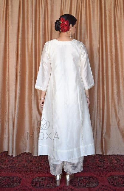 Off- White Chanderi Hand Embroidered Kurta With With Off White Striped Chanderi Scallop Pajama